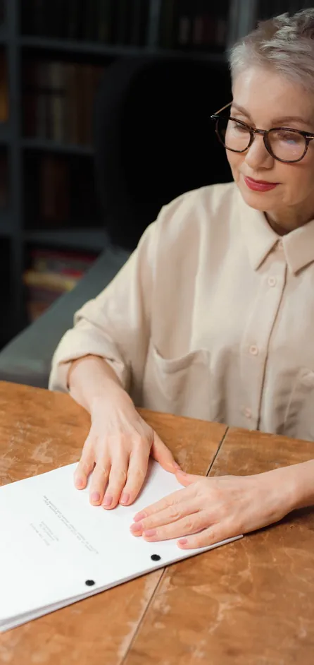 Une femme relit un manuscrit.