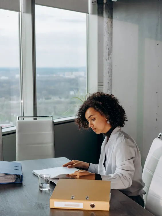 Une femme travaille à son bureau.