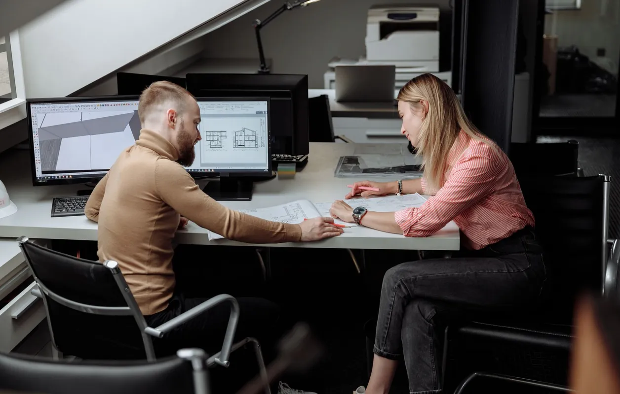 Des professionnels travaillent ensemble autour d'un ordinateur.